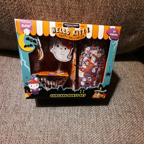 Hello Kitty, 2 piece set Happy Halloween cookie stamp and cupcake party set - Picture 3 of 5